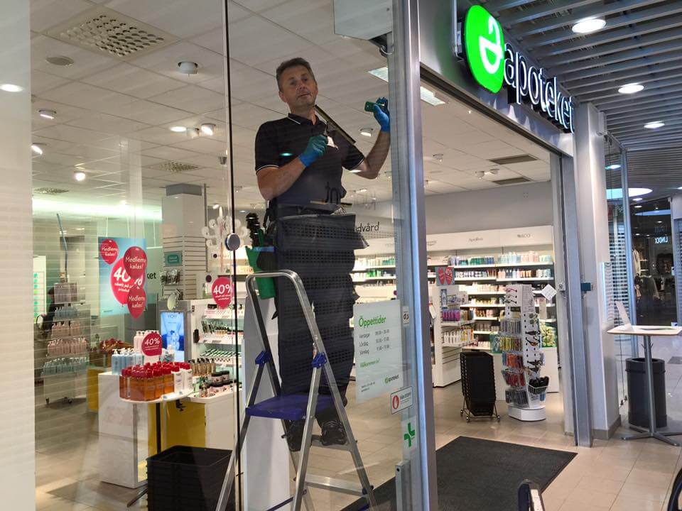Klarsikt AB utför professionell fönsterputsning på Apoteket